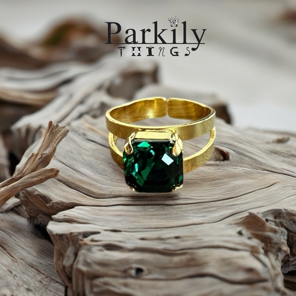 Handcrafted ring made with emerald green Swarovski crystal adjustable fit